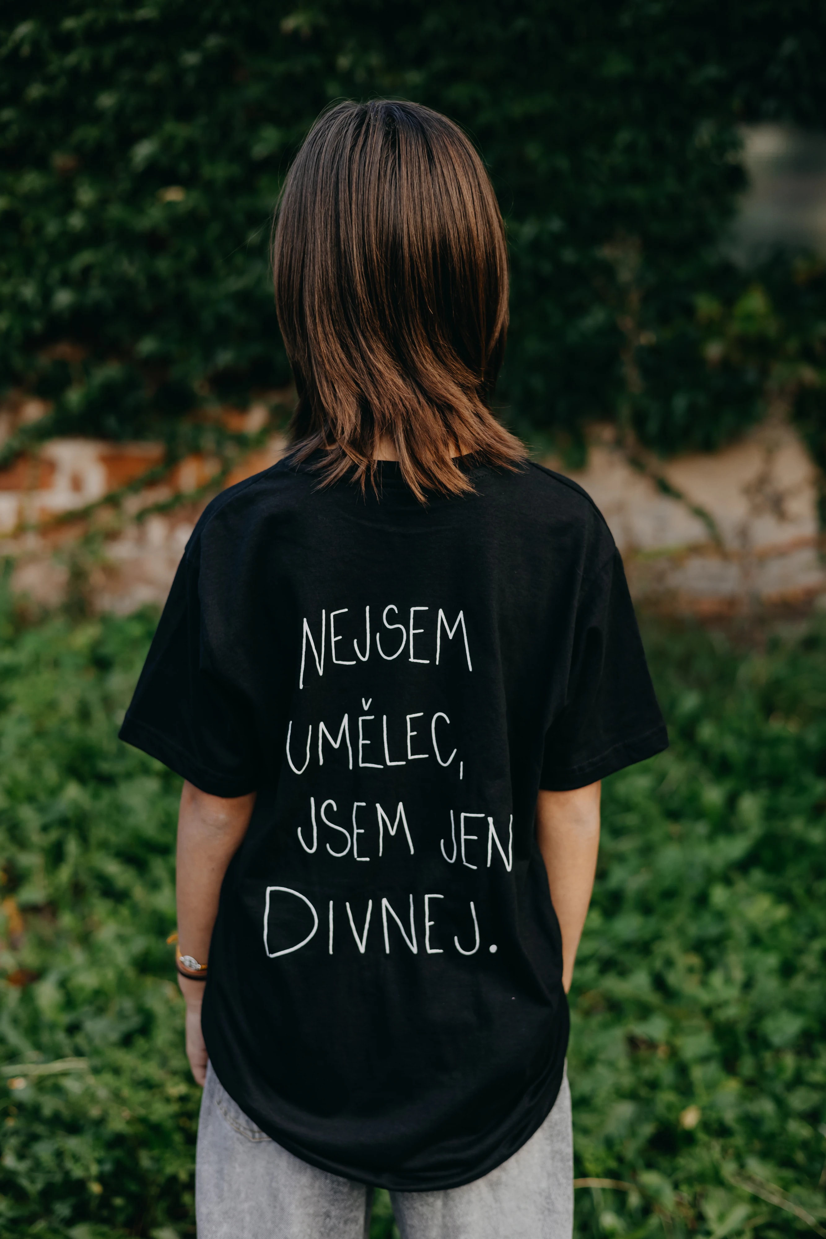 Černé tričko Nejsem umělec, jsem jen divnej – holčička, nápis na zádech